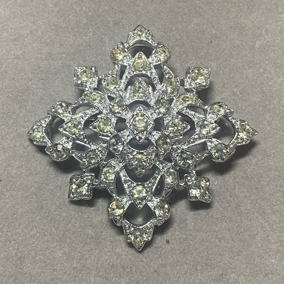Sarah Coventry Vintage “Leading Lady” Silver Brooch W/ Champagne Rhinestones
